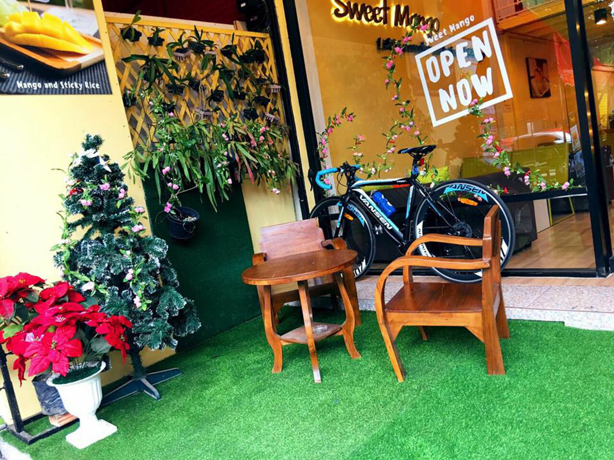 Oyo 743 Sweet Mango Cafe And Hostel Csiangmaj Kültér fotó
